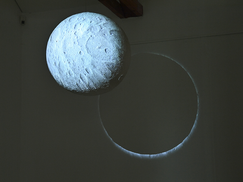 Felix Contzen, „moon“, 2019, Videoinstallation, Loop, Mixed Media, ca. 95 cm Ø, Edition 1/3 (Foto Dr. Arnulf Müller)