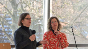 77b0b246-dfd7-41bb-ad3d-cb4a67791e39 Künstlergespräch mit Kuratorin Elisabeth Heil und Künstlerin Sharon Paz (rechts)