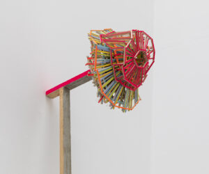 Wo oben, 2021, Dachlatte, Balsaholz, Acryllack, Pigmente (© Amelie Niederbuchner)