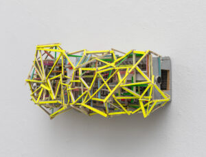 Pistazienrutsche, 2019, Objet trouvé, Balsaholz, Acryllack, Pigmente (© Amelie Niederbuchner, VG Bildkunst Bonn)