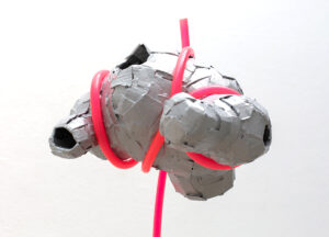 Raucher, 2019, Karton, Autolack, Schlauch (© Amelie Niederbuchner, VG Bildkunst Bonn)