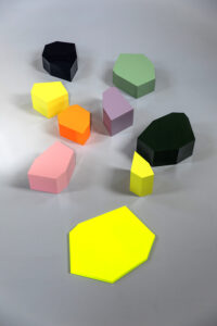 Salut, 2021, MDF, Autolack (© Amelie Niederbuchner, VG Bildkunst Bonn)