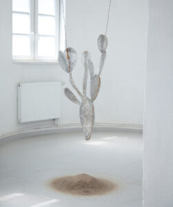 Von dem Land hinab zu gehen, 2020, Aluminiumguss, Sand, 100 x 70 x 70 cm (Foto: Brigita Kasperaite)