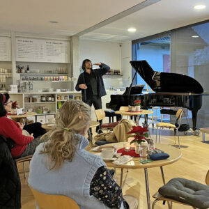 Maruan Sakas erläutert die Bezüge zwischen seinen Improvisationen und den „Partituren“ der Fotokunst von Georg Küttinger