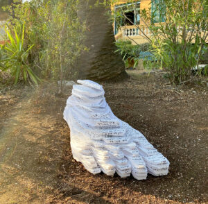 Max-Boström,-Substrat,-2021,-120-x-50-x-40-cm,-23-m-Endlospapier,-mit-Hand-beschrieben-und-geschnitten_2 Max Boström, Substrat, 2021, 120x50x40 cm, Material: 23 m Endlospapier, mit Hand beschrieben und geschnitten