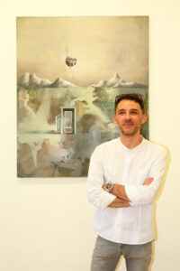 Künstler Łukasz Huculak bei der Vernissage.