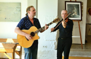 Musikalische Begleitung von Mike Jehn (Gitarre) und Jo Lange (Violine).