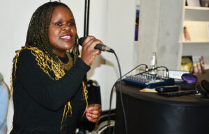 Für die musikalische Gestaltung (Gesang) sorgt Joy Wendo aus Kenia / Osnabrück.