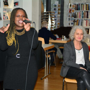 WhatsApp Image 2024-12-20 at 13.10.05 Impressionen von der Vernissage: Sängerin Joy Wendo und Geschäftsführerin Monika Ebertowski.