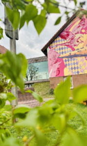 Am Fuße der Rhön: Kunst, Natur und Gastfreundschaft an einem besonderen Ort vereint. Am Fuße der Rhön: Kunst, Natur und Gastfreundschaft an einem besonderen Ort vereint.