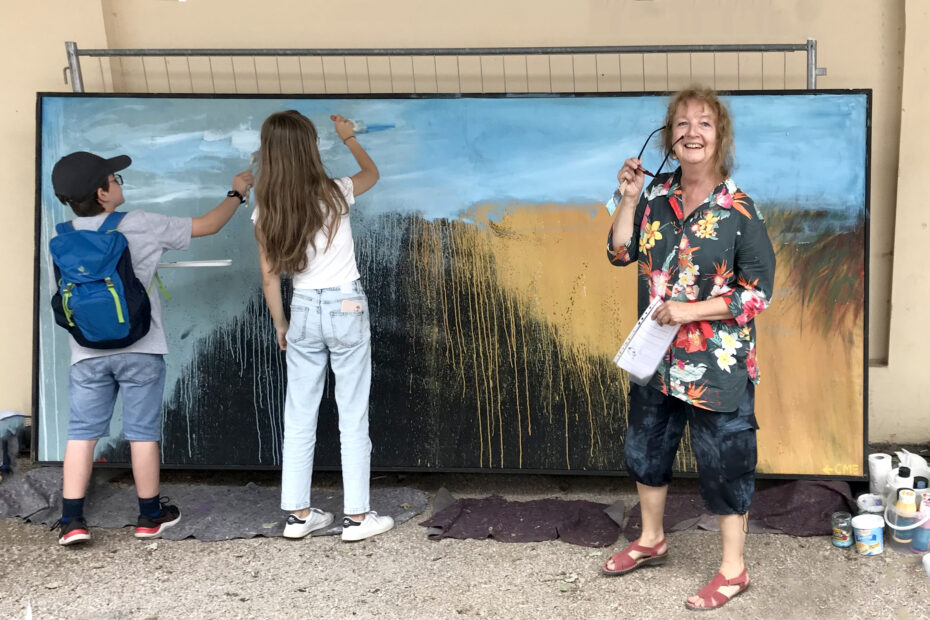 Als kreativer Kopf und langjährige Workshopleiterin der Kunststation unterstützt Künstlerin Veronika Zyzik anlässlich der Malaktion am Sonntag, 31. August 2025 in Kleinsassen.