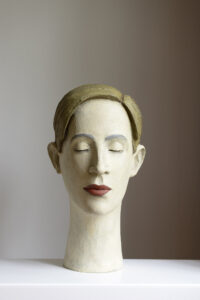 Stille I, 2023, 57x28x31 cm, Zellulose, Quarzsand, Pigmente, Quarzsand, Ölfarbe (Fotos: VG Bild Kunst)