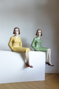 Annette Meincke-Nagy, Schwestern, 2022, 75x34x48 cm, Zellulose, Quarzsand, Pigmente, Ölfarbe, (Fotos: VG Bild Kunst) Annette Meincke-Nagy, Schwestern, 2022, 75x34x48 cm, Zellulose, Quarzsand, Pigmente, Ölfarbe, (Fotos: VG Bild Kunst)