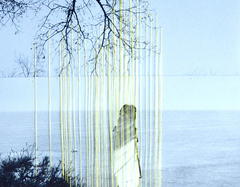 Mädchen 2, 30x40cm, 2025, gestickt auf Fotocollage (Fotos: VG Bild Kunst)