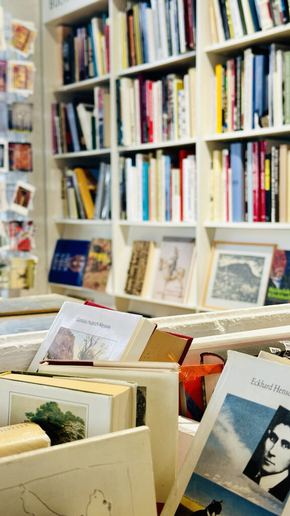 Buecherregal der Buchhandlung Ulenspiegel in der Kunststation Kleinsassen