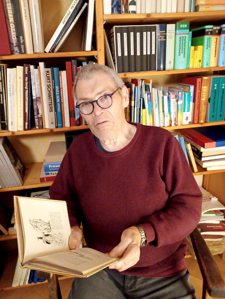 Manfred Borg stellt antiquarisches Buch fuer die Literarischen Fundsachen in der Kunststation vor