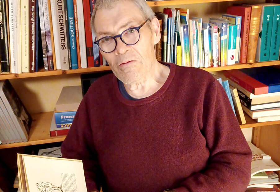 Manfred Borg stellt antiquarisches Buch fuer die Literarischen Fundsachen in der Kunststation vor