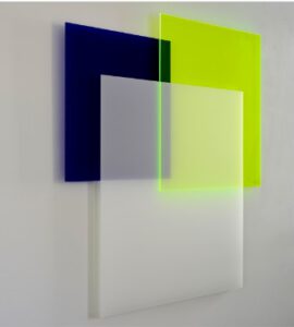Annette Sauermann, Light Transformer 3A, 2021, Plexiglas neongrün, blau, achromatisch, 117x115,5x4 cm (VG Bild Kunst)