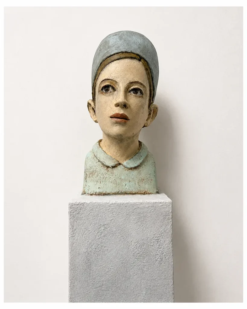 Ausdrucksstarke Keramikskulptur von Annette Meincke-Nagy, neu in der Artothek der Kunststation Kleinsassen.