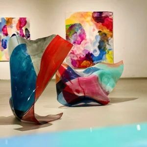 Zwei großformatige, farbige Plexiglas-Skulpturen von Paul Schwer in der Ausstellung „Augenlust“ in der Kunststation Kleinsassen.