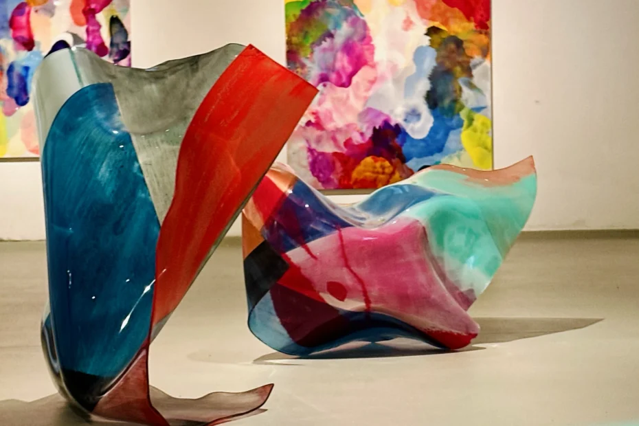 Zwei großformatige, farbige Plexiglas-Skulpturen von Paul Schwer in der Ausstellung „Augenlust“ in der Kunststation Kleinsassen.
