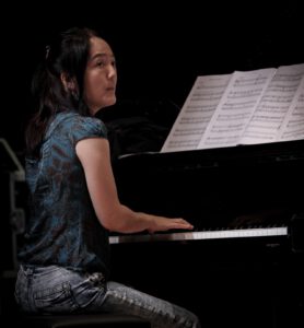 Mit großer Ausdruckskraft und musikalischer Tiefe nimmt Makiko Hirabayashi ihr Publikum am Klavier mit auf eine faszinierende Reise zwischen Komposition und Improvisation. Foto: Svend Withfelt