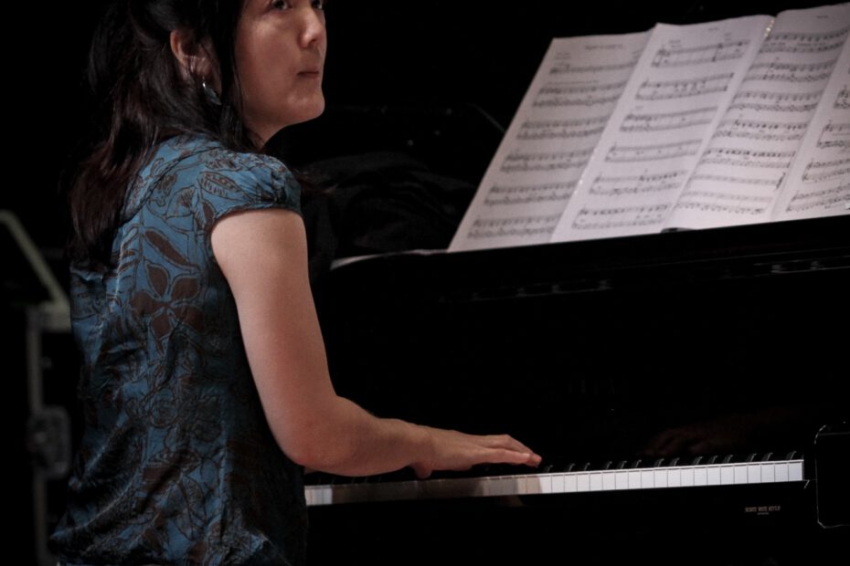 Mit großer Ausdruckskraft und musikalischer Tiefe nimmt Makiko Hirabayashi ihr Publikum am Klavier mit auf eine faszinierende Reise zwischen Komposition und Improvisation. Foto: Svend Withfelt