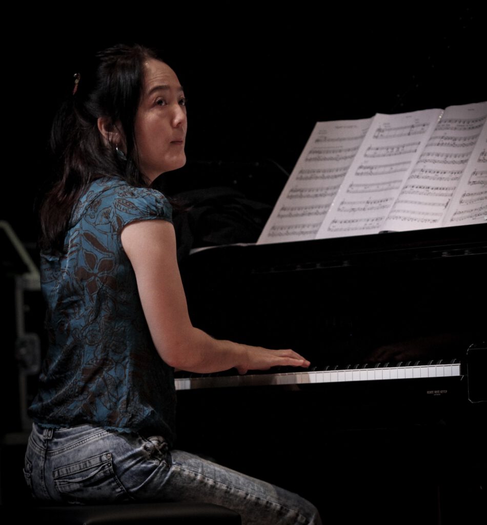 Mit großer Ausdruckskraft und musikalischer Tiefe nimmt Makiko Hirabayashi ihr Publikum am Klavier mit auf eine faszinierende Reise zwischen Komposition und Improvisation.
Foto: Svend Withfelt