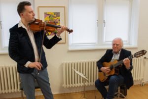 Tony Osanah (Gitarre und Gesang) und Michael Makarov (Violine) sind am 16. Oktober 2026 mit einem gemeinsamen Konzert in der Kunststation Kleinsassen zu Gast.