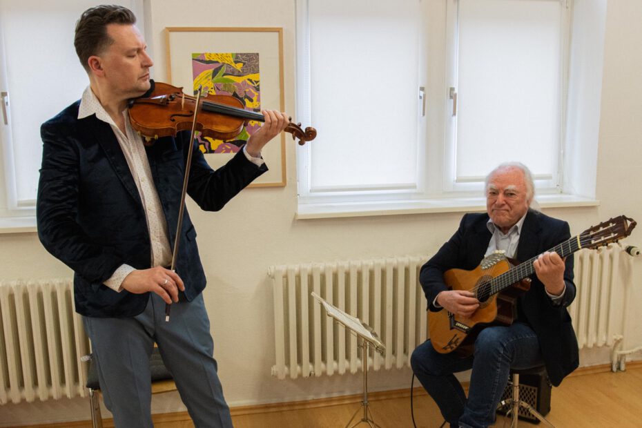 Tony Osanah (Gitarre und Gesang) und Michael Makarov (Violine) sind am 16. Oktober 2026 mit einem gemeinsamen Konzert in der Kunststation Kleinsassen zu Gast.