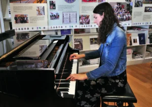 Die Pianistin Clara Reinisch sorgte für die musikalische Begleitung der Vernissage.