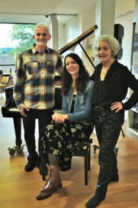 Die Pianistin Clara Reinisch sorgte für die musikalische Begleitung der Vernissage.