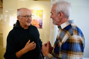 Peter Ballmaier, Mitbegründer und langjähriger Leiter der Kunststation Kleinsassen, im Gespräch mit Sergej Kasakow.