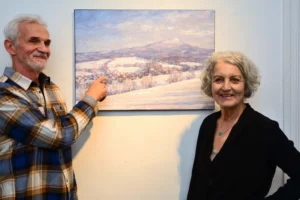 Künstler Sergej Kasakow gemeinsam mit Monika Ebertowski, Leiterin der Kunststation Kleinsassen, vor einem seiner Landschaftsgemälde.