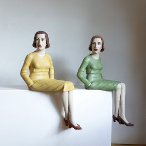 Annette Meincke-Nagy, Schwestern, 2022, 75x34x48 cm, Zellulose, Quarzsand, Pigmente, Ölfarbe, (Fotos: VG Bild Kunst)