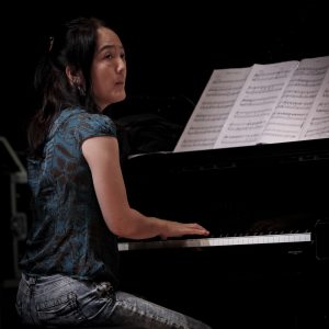 Mit großer Ausdruckskraft und musikalischer Tiefe nimmt Makiko Hirabayashi ihr Publikum am Klavier mit auf eine faszinierende Reise zwischen Komposition und Improvisation. Foto: Svend Withfelt