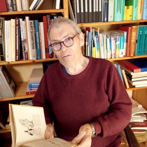 Manfred Borg stellt antiquarisches Buch fuer die Literarischen Fundsachen in der Kunststation vor