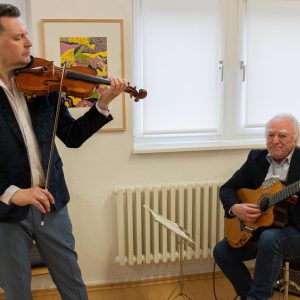 Tony Osanah (Gitarre und Gesang) und Michael Makarov (Violine) sind am 16. Oktober 2026 mit einem gemeinsamen Konzert in der Kunststation Kleinsassen zu Gast.